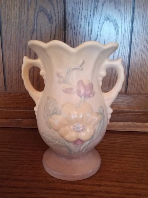 HULL ART POTTERY VASE | EstateSales.org