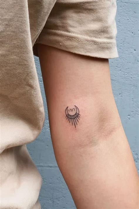 38 Amazing Small Sun and Moon Tattoo Ideas | Moon tattoo, Tattoo trends ...