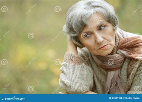 traurige alte frau stockfoto bild von luft gealtert