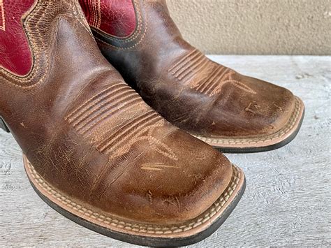 Vintage Square Toe Ariat Boots Women's Size 7.5B (Runs Small) Brown and