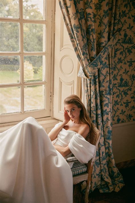 Extravagant V-neck wedding dress DARBELLIA. Ivory bridal gowns by DARIA