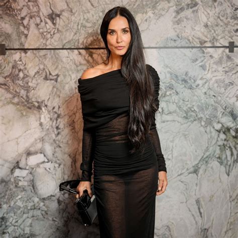 Dakota Johnson en Saint Laurent par Hedi Slimane | Vogue France