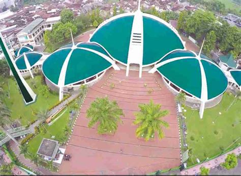MASJID JAMIK AL-BAITUL AMIN JEMBER (MASJID TUJUH KUBAH) BERORIENTASI KE ...