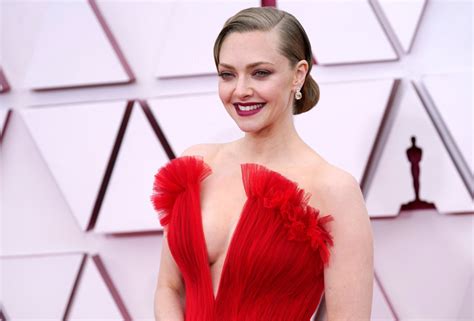 Amanda Seyfried Embodies Old Hollywood Glamour At The Oscars