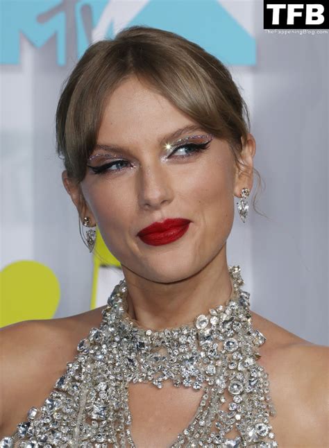 Taylor Swift Shows Off Her Sexy Legs At The 2022 MTV Video Music Awards