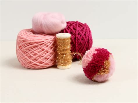 how to make a pom pom out of yarn