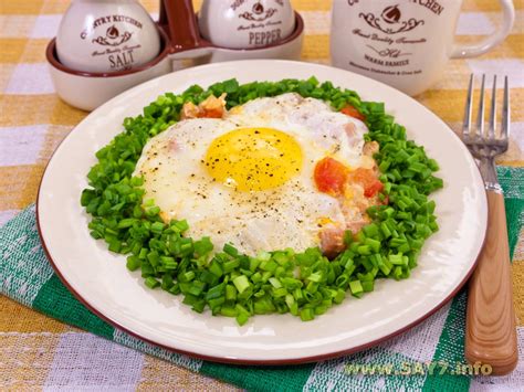 Яичница с ветчиной и помидорами
