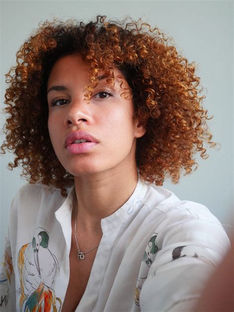 Alexandra Paris - Cette jeune auteur-compositrice n’a pas... | Facebook