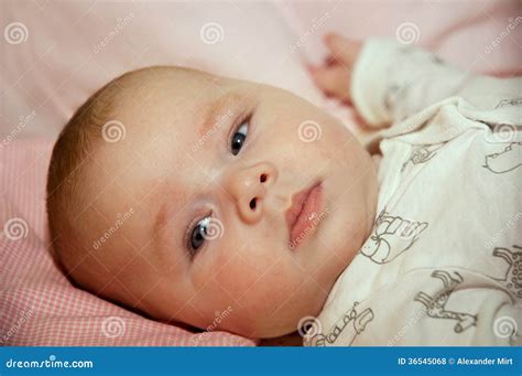 Pasgeboren Baby Bij Het Bed Stock Foto - Image of hoofdkussen, spel ...