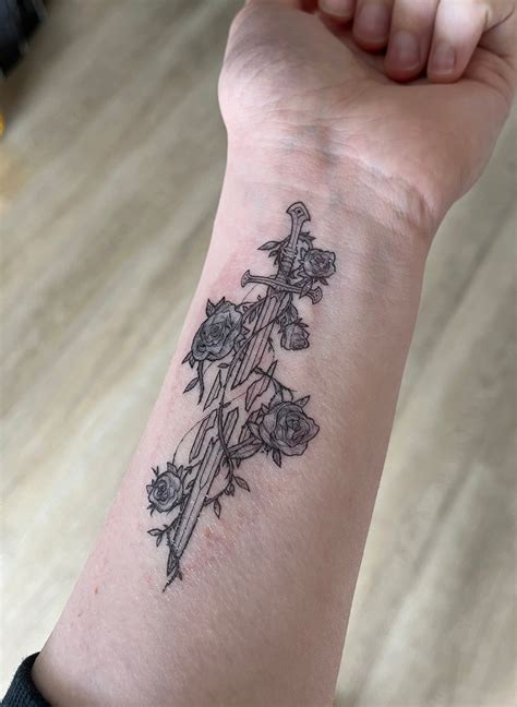 Tatuaje En El Pecho De La Trifuerza De La Leyenda De Zelda