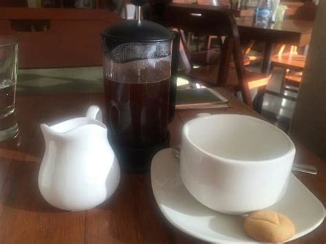 laptop friendly cafe le cafe mumbai