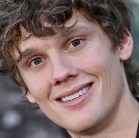 hunter smiling   tv show meet  greet rhunterdoohanstation