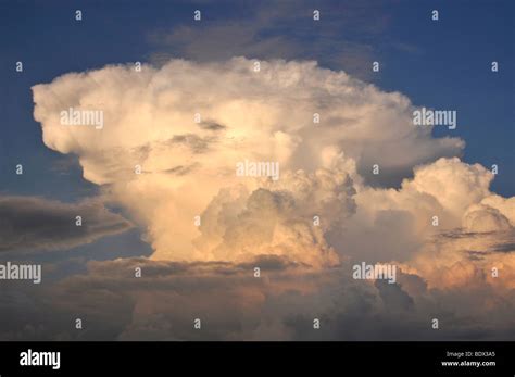 Pile up cloud formation hi-res stock photography and images - Alamy