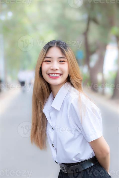 una joven estudiante universitaria hermosa y bastante asiática que usa