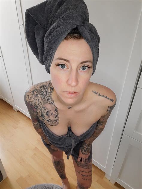Soll ich das Handtuch fallen lassen.... : r/German_Onlyfansgirls
