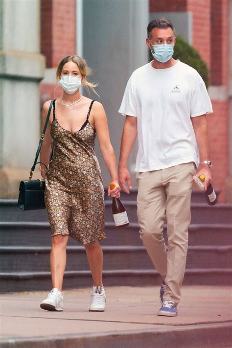 Jennifer Lawrence Husband / Jennifer Lawrence leaves same hotel as