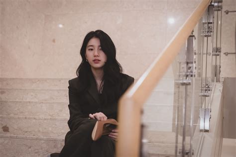 [CELEB] Bae Suzy proves she's more than just a pretty face in 'Anna'