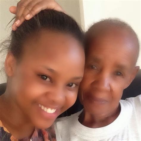 tazama pichalulu akiwa na bibi yake uone walivyofanana mazengo