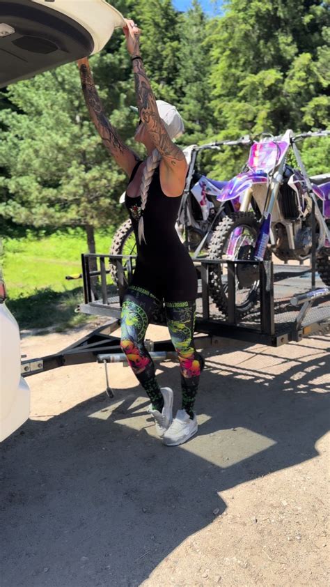 Yana Roney (@powderfluffgurl) - Urlebird