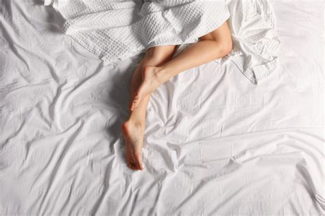 5 Health Benefits of Sleeping Naked - Surprising Reasons to Sleep Naked