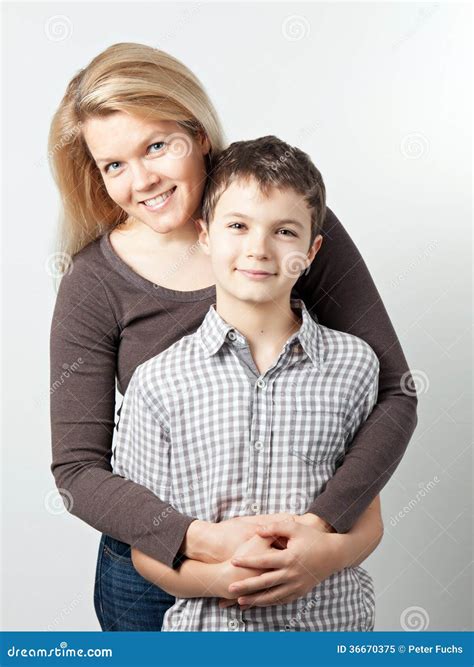 Madre e hijo imagen de archivo. Imagen de hermoso, hembra - 36670375