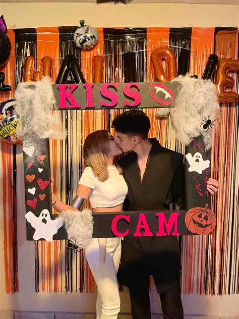 Halloween Kiss Cam en 2025 | Decoraciones de halloween caseras, Fiestas