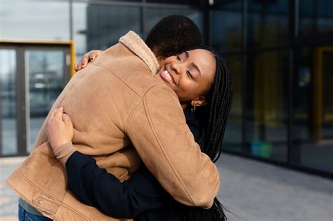 hugging images    freepik
