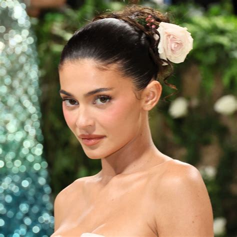 Selena Gomez lleva las uñas cortas de forma ultranatural que serán la