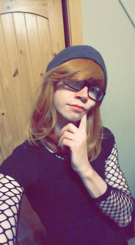 Do I look good with glasses? : r/femboy