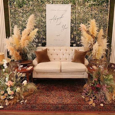 ボルドー×テラコッタの秋色の高砂 | ソファ 結婚式, 結婚式のインスピレーション, 会場装花 秋