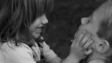 Liebe GIF - Kids Kiss Cute - Discover & Share GIFs