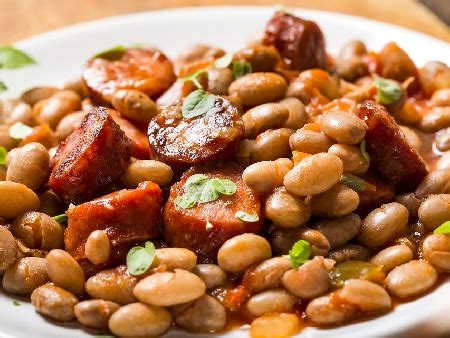 Боб с наденица в уред за бавно готвене (slow cooker)