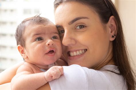 Mulher Com Bebe No Colo - Foto de Mãe Com Seu Bebê No Colo e mais fotos de stock de Adulto - iStock