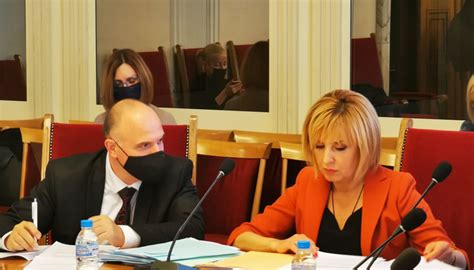 Иска ли всъщност Мая Манолова съд за Бойко Борисов?