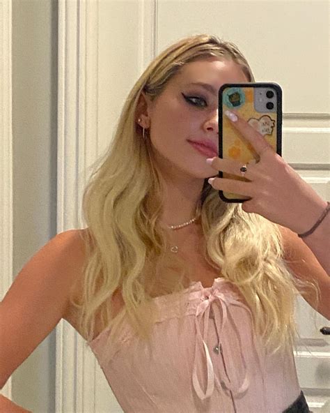 Lilia Buckingham Style, Clothes, Outfits and Fashion• Page 5 of 11