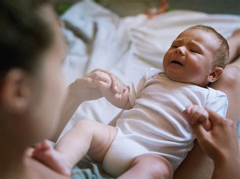 Sinais De Alerta Apos Queda De Bebe - Quedas de criança: como agir e quando se preocupar | BabyCenter
