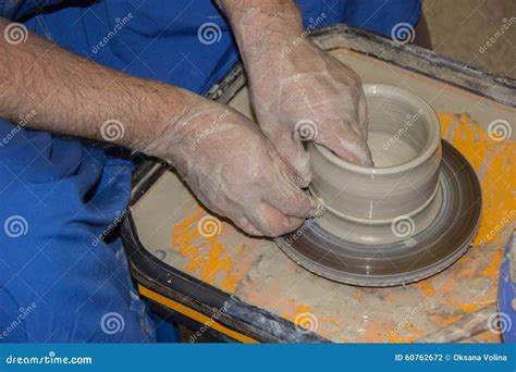 De Pottenbakker Maakt Op De De Kleikruik Van Het Aardewerkwiel De ...