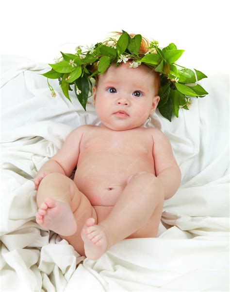 Niña desnuda con guirnalda de flores de jazmín. | Foto Premium