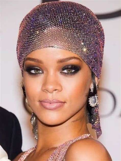 rihanna top  iconic red carpet outfits