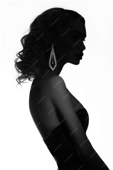 Fashion beauty nude blonde woman with jewels neck | Premium Photo