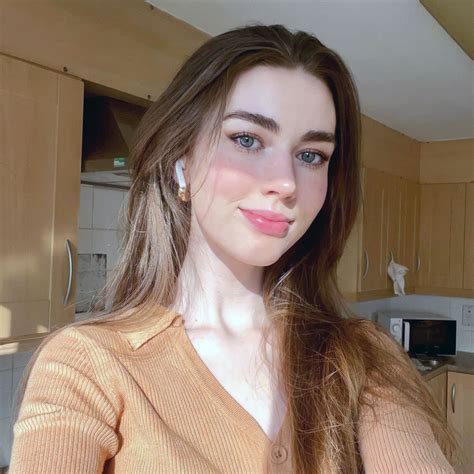 Blue Eyes [IUTR] : r/IRLgirls