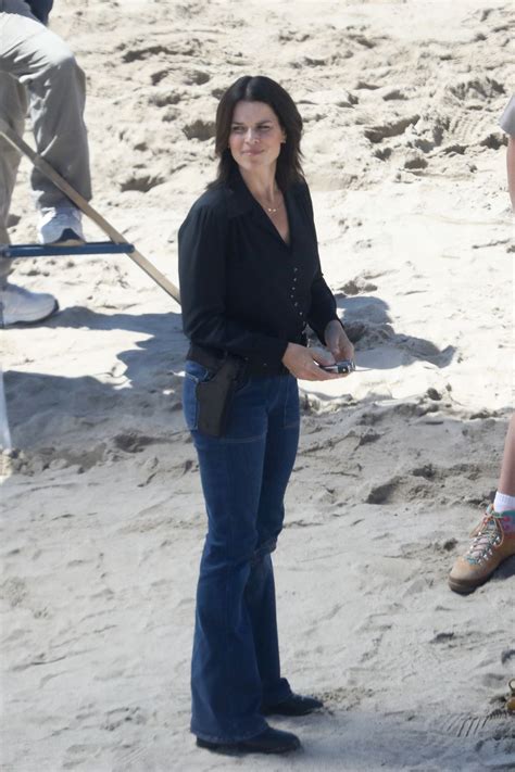 Neve Campbell - Filming Set at the Beach in Malibu 09/20/2022 • CelebMafia
