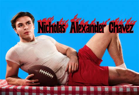 Nicholas Alexander Chavez é entrevistado e posa para a Cosmopolitan