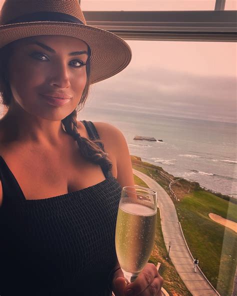 Bye bye for a few. Politics can wait while I enjoy some r&r. 💅😎