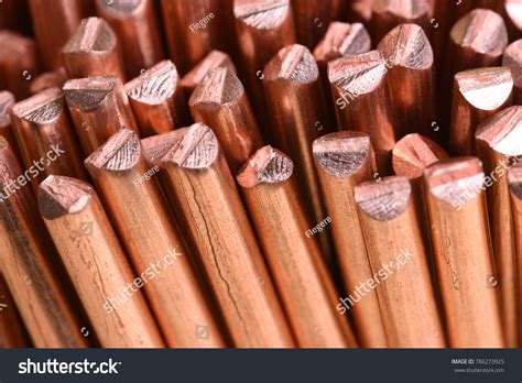 Materiales metálicos y metales preciosos: imágenes, fotos de stock y ... 