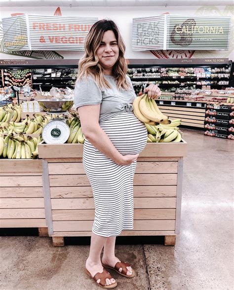 Bundle of bananas maternity photo | Pregnancy photos, Maternity, Style