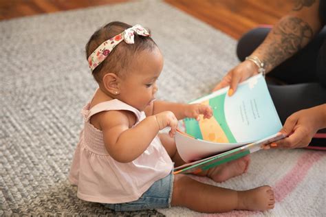 Como Pintar Uma Porta De Madeira Que Já Foi Pintada - A baby reading a book photo – Free Reading Image on Unsplash