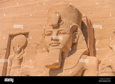 Statue Pharao Ramses II., Felsentempel Abu Simbel, Ägypten Stock Photo ...