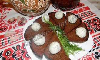 Гренки из черного хлеба с салом и чесноком