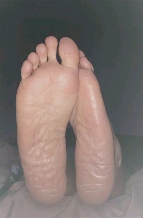 Cinna Slate | Soles scrunching and waving with #naturaltoes #